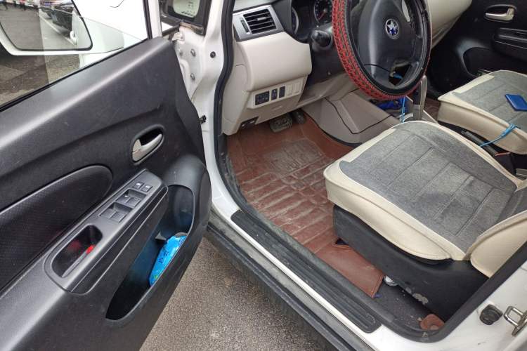 Used Venucia R50 2015 1.6L Automatic Fashion Edition
