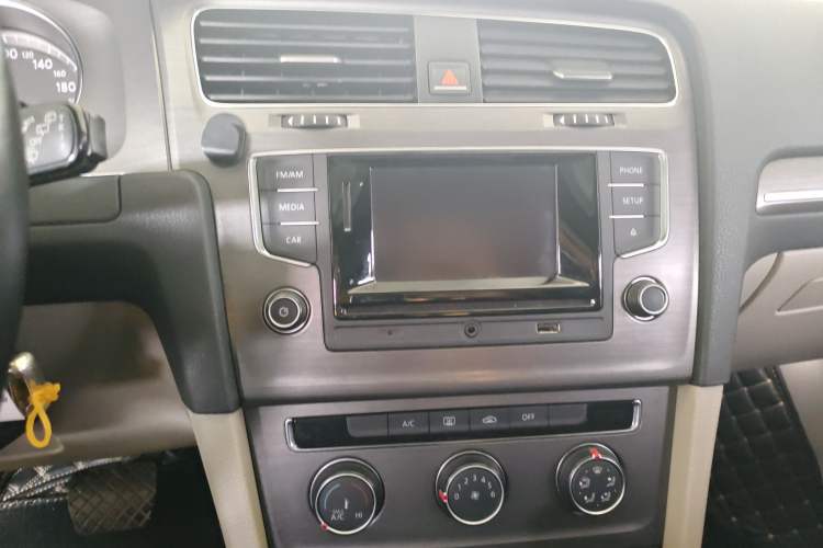 Used Volkswagen Golf 2016 230TSI Automatic Comfort Version Audio And AC Panel