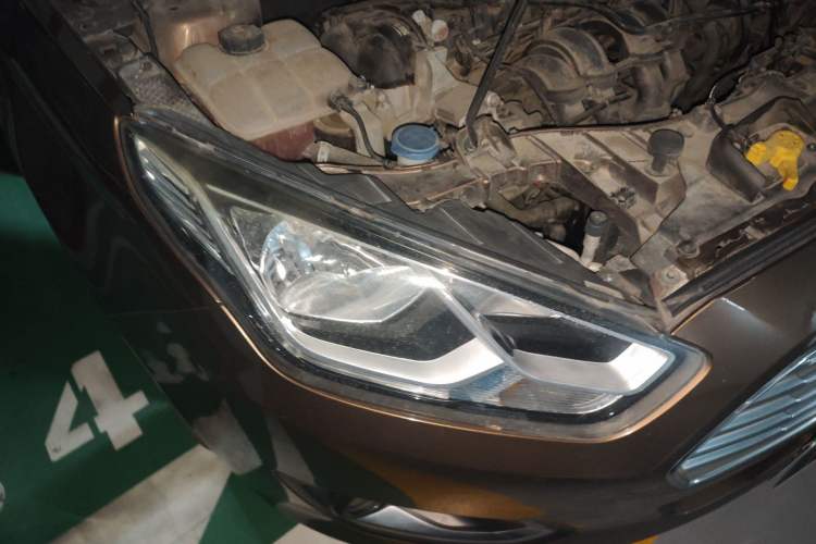 Used Ford Escort 2015 1.5L Manual Fashion Edition Right Front Headlight