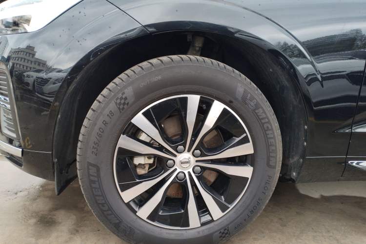 Used Volvo XC60 2023 B5 4x4 Smart Luxury Edition Left Front Wheel Hub