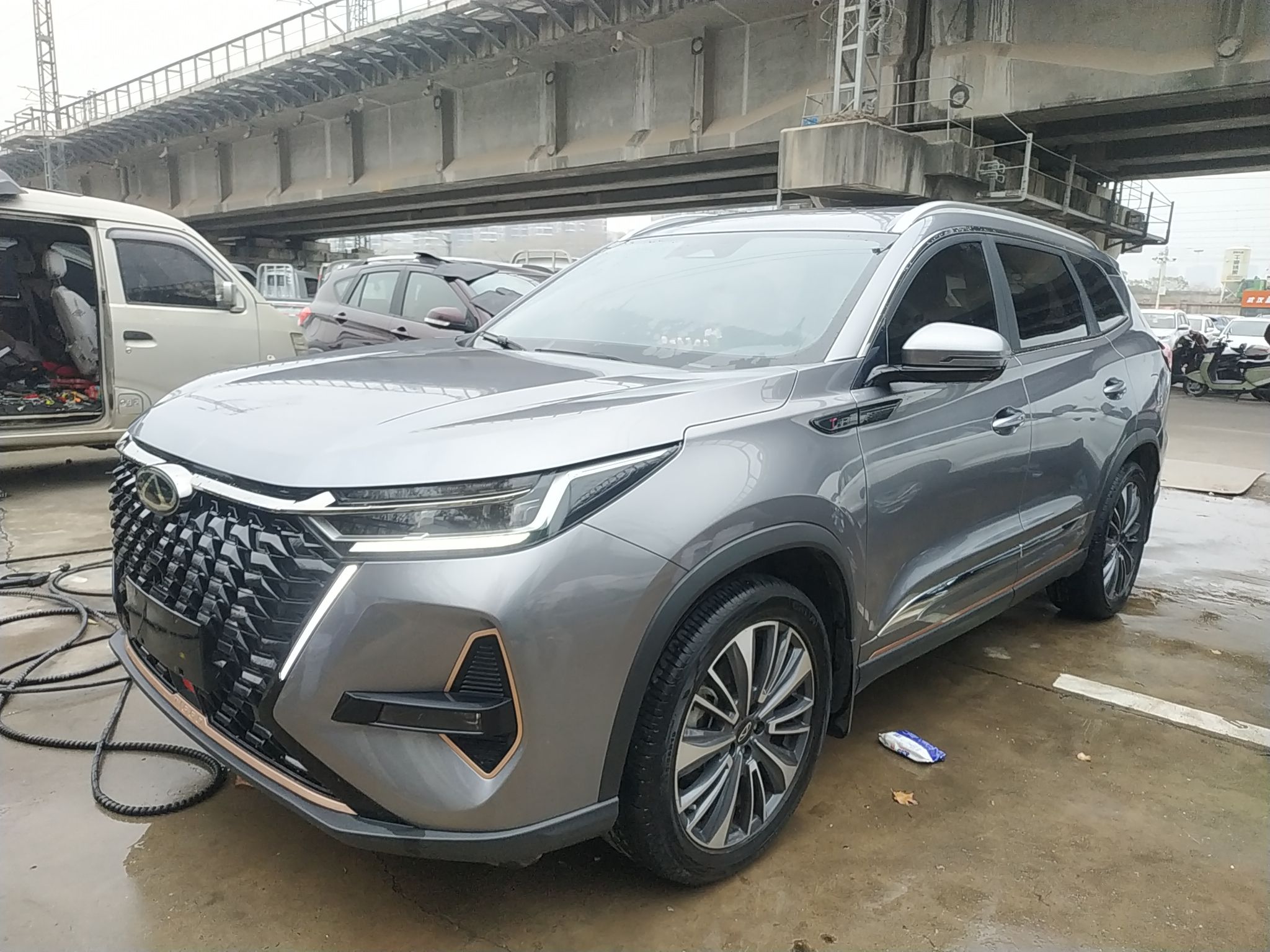 Под передней частью автомобиля