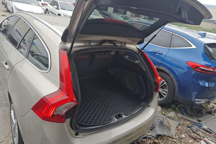 Used Volvo V60 2017 T5 Zhiya Edition China V Standard Trunk