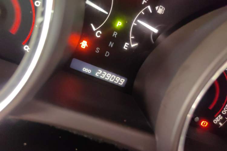 Used Toyota Highlander 2009 2.7L Two-Wheel Drive 7-Seater Luxury Edition Odometer Close Up