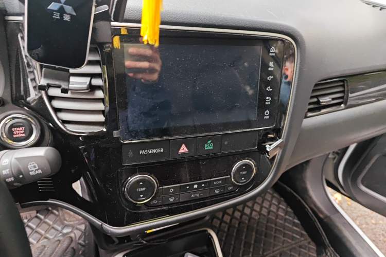 Used Mitsubishi Outlander 2020 2.4L 4x4 Zhi Xiang Edition 5 Seats Audio And AC Panel