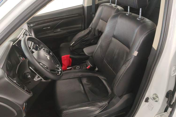 Used Mitsubishi Outlander 2016 2.4L 4x4 Elite Edition 7-Seater Left Front Seat