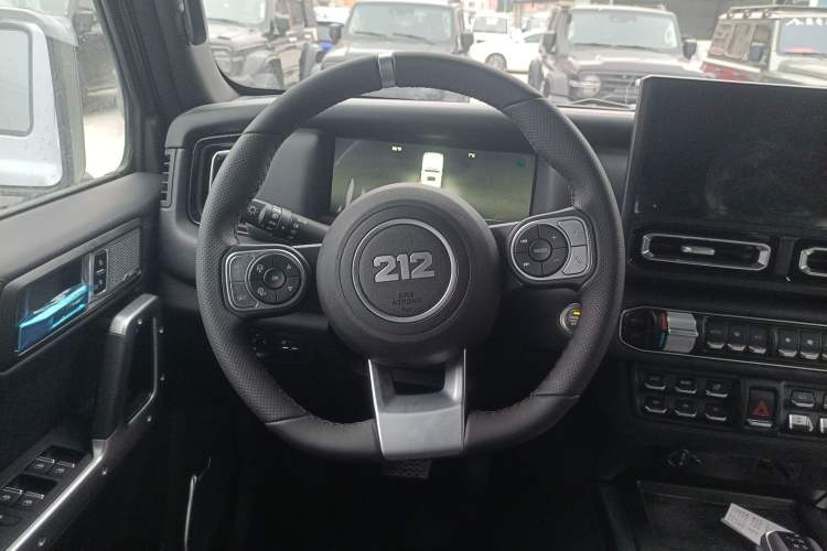 Used 212 T01 2024 2.0T Explorer
