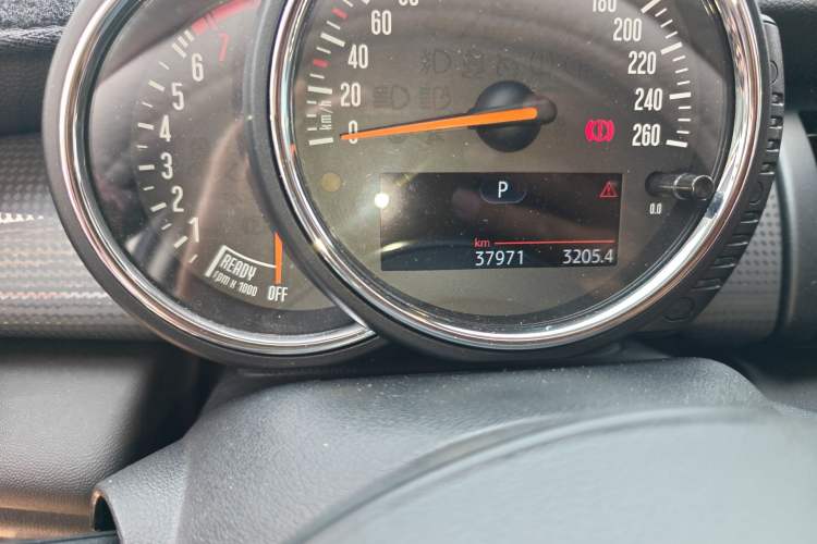 Used MINI 2016 1.5T COOPER Five-Door Edition Odometer Close Up