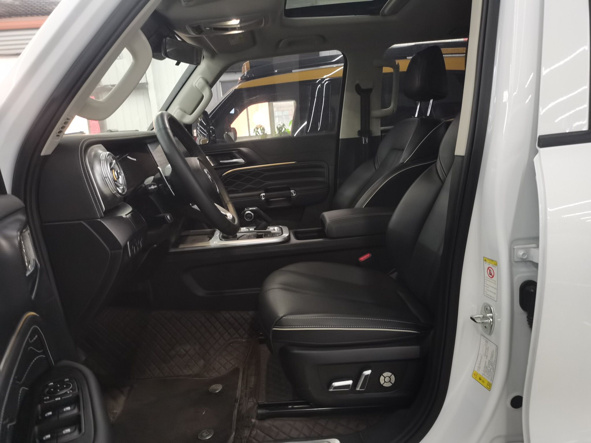 المقاعد الأمامية داخل السيارة