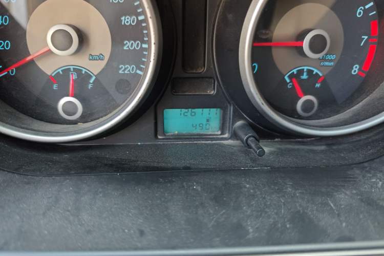 Used Buick Excelle 2013 1.5L Manual Classic Model Odometer Close Up