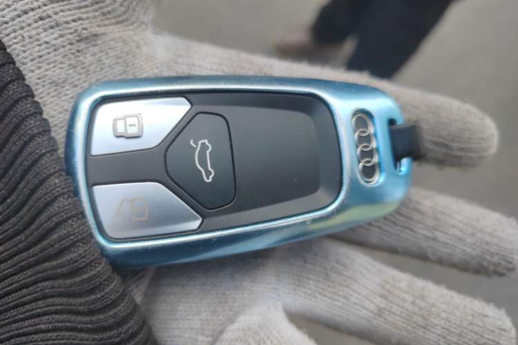 Used Audi Q5L 2018 40 TFSI Prestige Edition China VI Emission Standard Vehicle Key