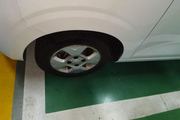 Used Roewe Clever 2021 302 km New Four-Seater Super-Efficient Version Left Front Wheel Hub