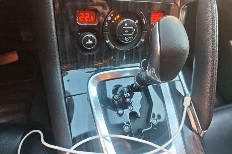 Used Peugeot 3008 2013 1.6THP Automatic Prestige Edition Gear Lever