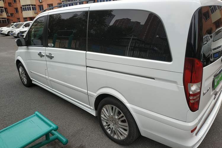 Used Mercedes-Benz Viano 2014 3.5L Premier Edition Left Side