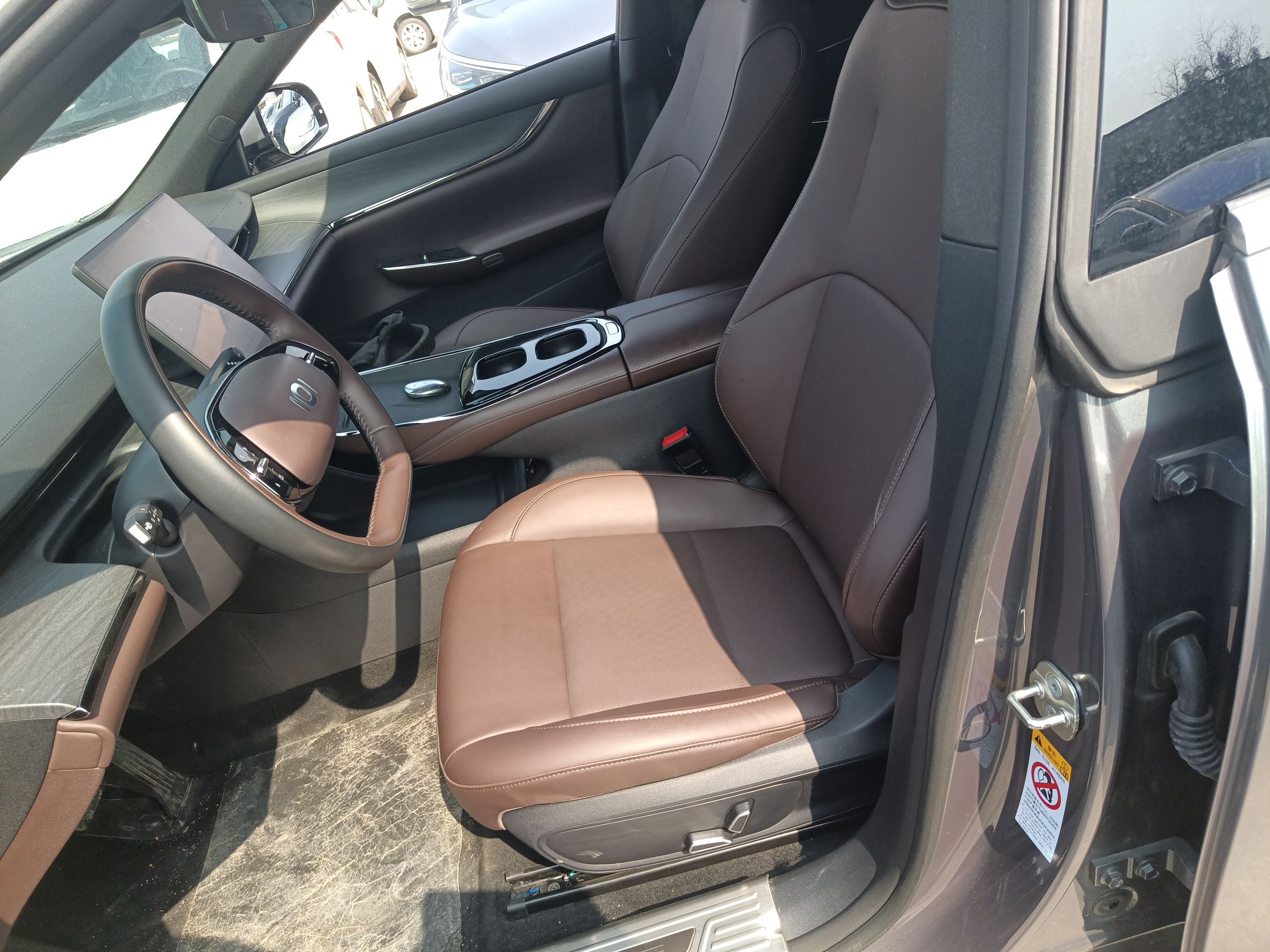 Переднее сиденье в автомобиле