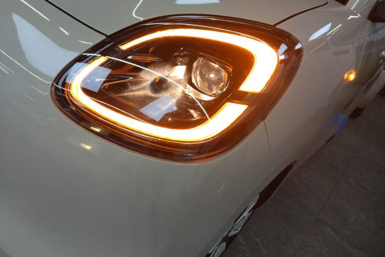 Used Wuling Hongguang MINIEV 2025 Four-Door Version Advanced Edition Left Front Headlight