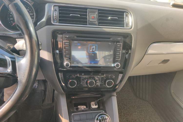 Used Volkswagen Sagitar 2015 1.6L Manual Comfort Model Audio And AC Panel