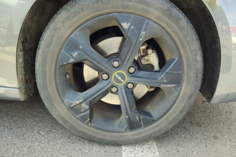 Used Roewe i6 MAX 2020 300TGI Automatic Supreme Edition with Cool Sunroof and Advanced Driving Features
