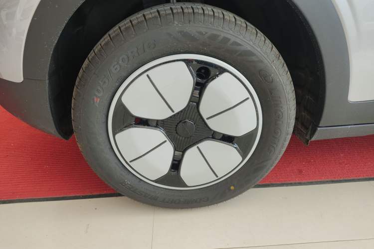 Used Geely Galaxy Geome 2026 Model 310km Youth Edition Right Rear Wheel Hub