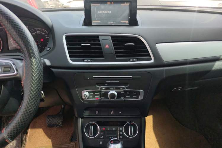 Used Audi Q3 2017 35 TFSI Fashion Model Audio And AC Panel