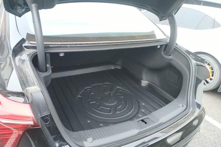 Used Hongqi H5 2025 2.0T Automatic Flag Edition – 500 000 Units Commemorative Version Trunk