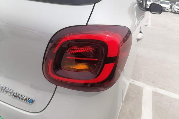 Used Wuling Hongguang MINIEV 2025 Four-Door Version Advanced Edition Exterior 3