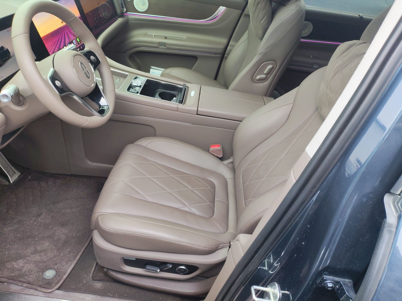 المقاعد الأمامية داخل السيارة