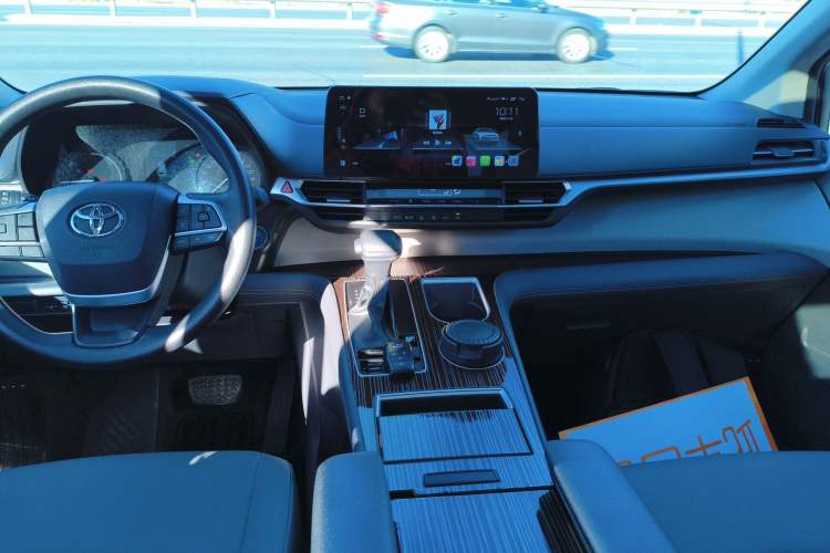 Used Toyota Granvia 2023 2.5L Hybrid Luxury Edition