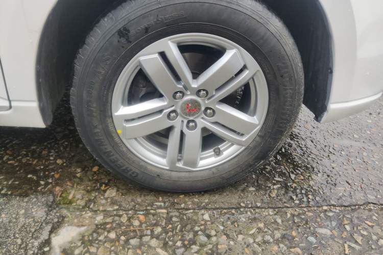 Used Wuling Zhengcheng 2021 1.5T Manual Comfort Version Right Front Wheel Hub