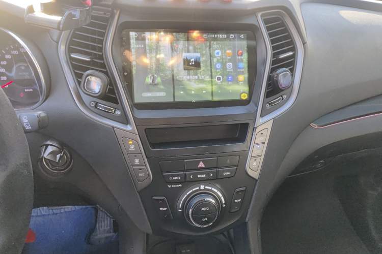 Used Hyundai Grand SantaFe 2013 3.0L 7-Seater 4x4 Flagship Edition Audio And AC Panel