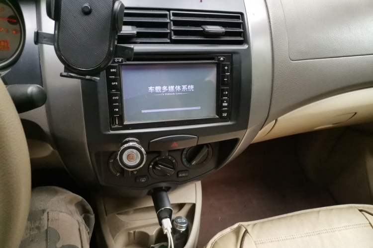 Used Nissan Livina 2010 Jingyue Edition 1.6L Manual All-Around Model Audio And AC Panel