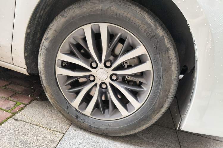 Used Buick GL8 2022 ES Landtrek 653T Comfort Edition Right Front Wheel Hub