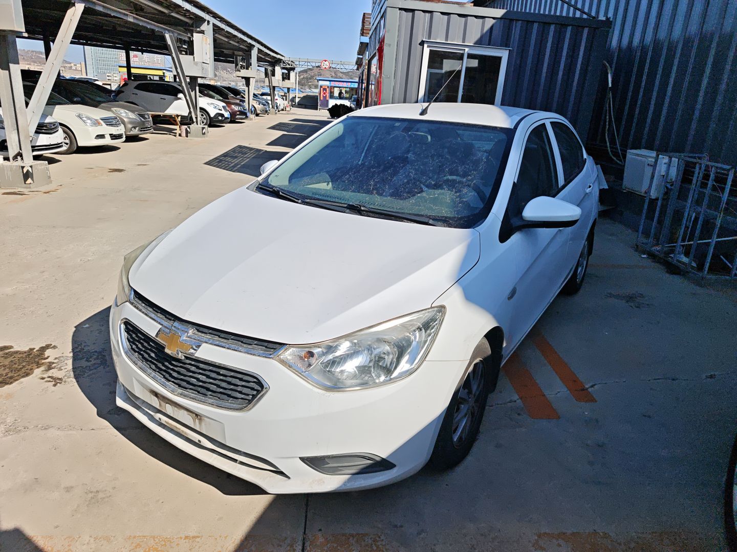 تحت مقدمة السيارة