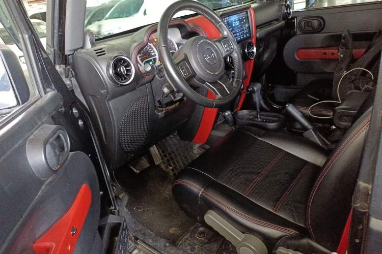 Used Jeep Wrangler 2010 3.8L Sahara two-door model Driver Seat