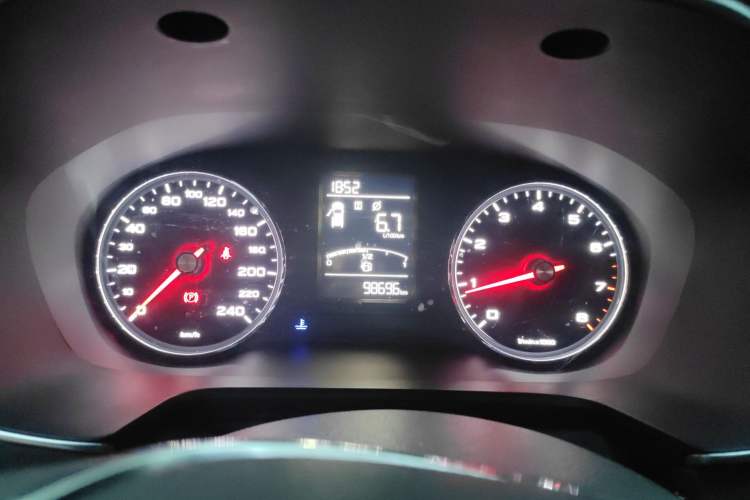 Used Roewe RX5 2016 Revised Version 20T Two-Wheel Drive Manual Transmission Luxury Edition
