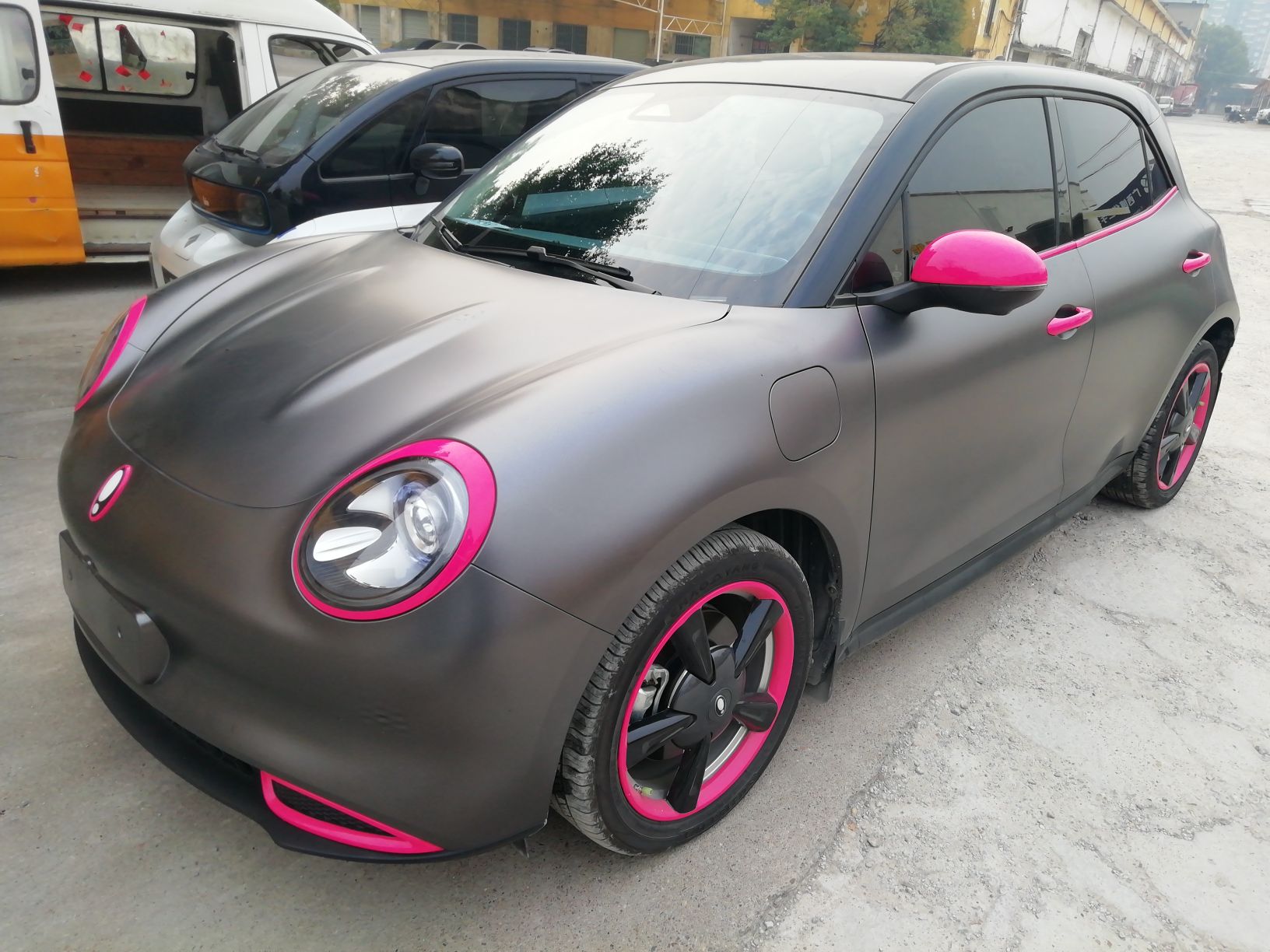 تحت مقدمة السيارة