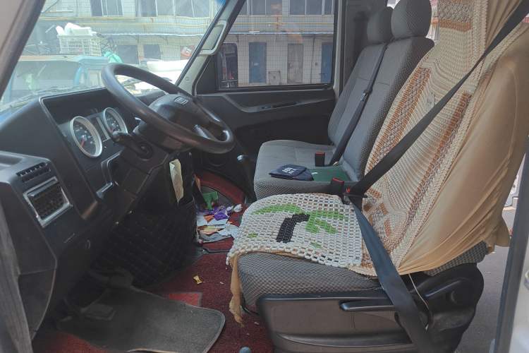 Used Iveco Daily 2020 2.5T A35 Passenger Van with Dual Tires Mid-Roof Design 5-9 Seater Side-Sliding Door China V Emission Standard
