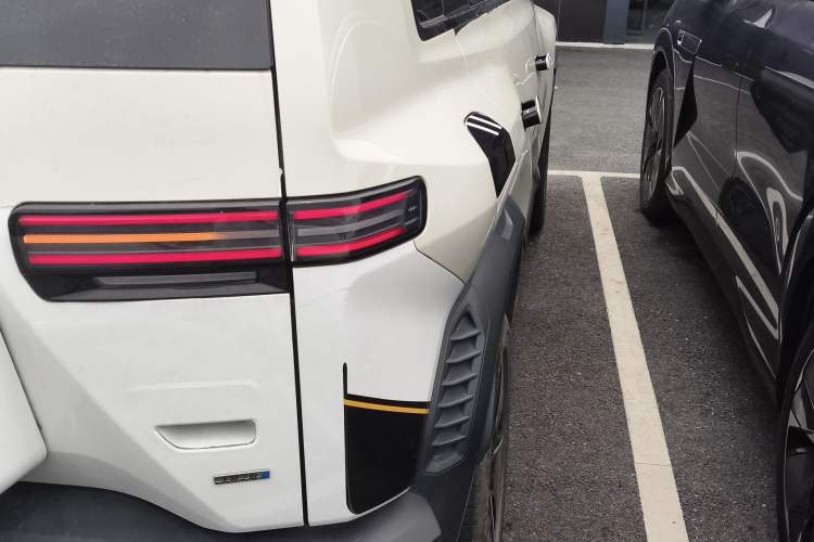 Used Formula Leopard Titanium 3 2025 501KM All-Wheel Drive Intelligent Driving Ultra Version Right Rear Taillight