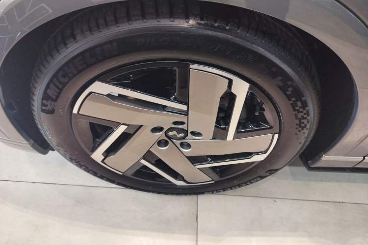 Used ONVO Luxeed L90 2025 Model—Max Six-Seater Version Left Front Wheel Hub