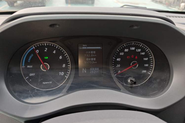 Used Wuling Yangguang 2024 300km Comfort-Grade Passenger Van 60kW