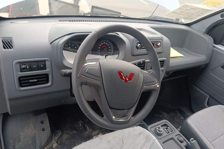 Used Wuling Yangguang 2024 300KM Comfort Version Passenger Van 75kW Center Console