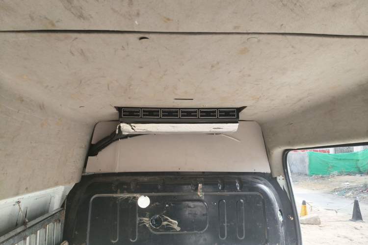 Used JMC Fushun 2023 2.0T Automatic Long-Wheelbase Mid-to-High Roof Commercial Van-Type Transport Vehicle – 2/3 Seats
