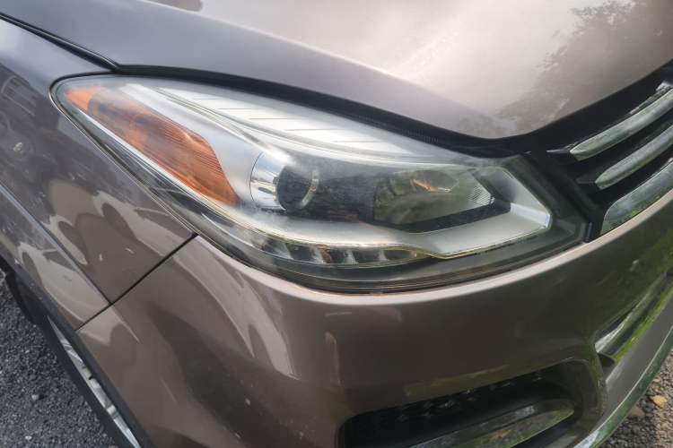 Used JMC Yusheng S350 2014 2.4T Automatic 2WD Diesel Luxury Version with Sunroof 5 Seats
