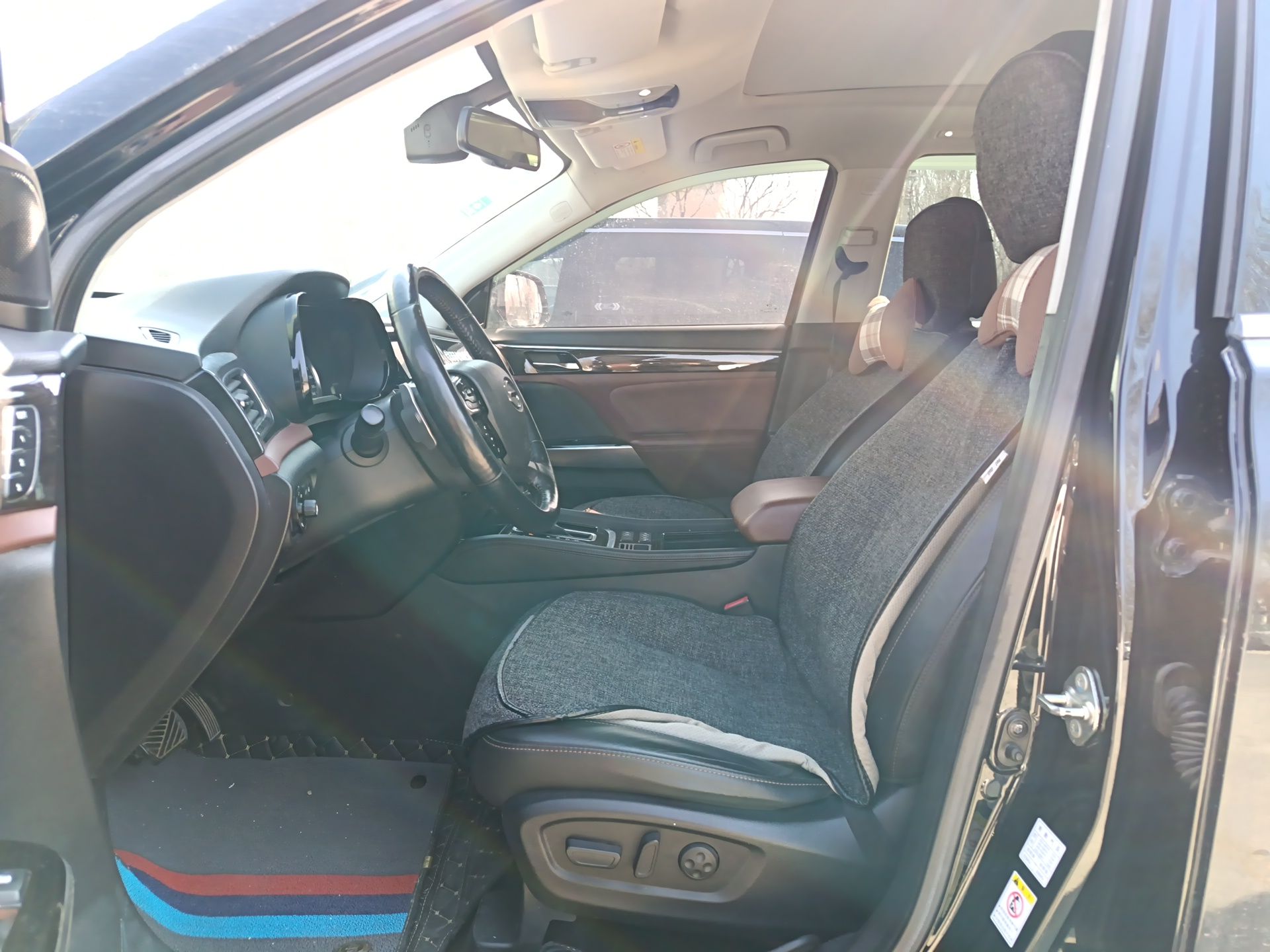 Переднее сиденье в автомобиле