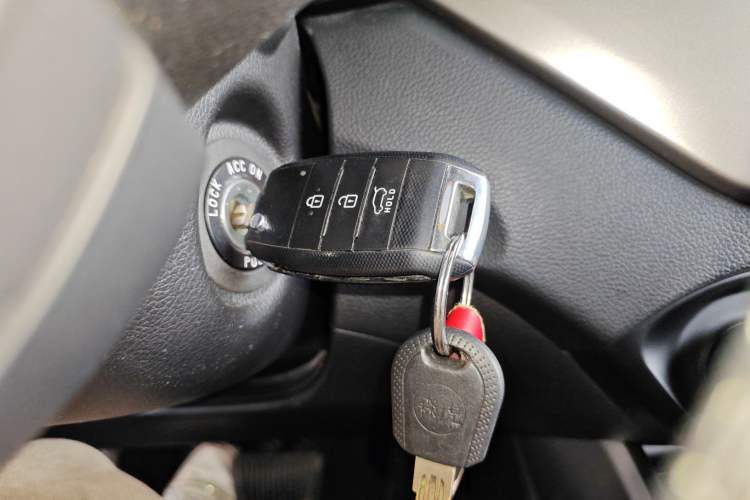 Used Kia Carens 2013 2.0L 7-Seater Automatic Standard Version China IV Standard