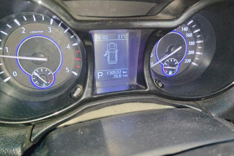 Used JMC Yusheng S350 2013 2.4T Automatic 2WD Diesel Luxury 7-Seater Odometer Close Up