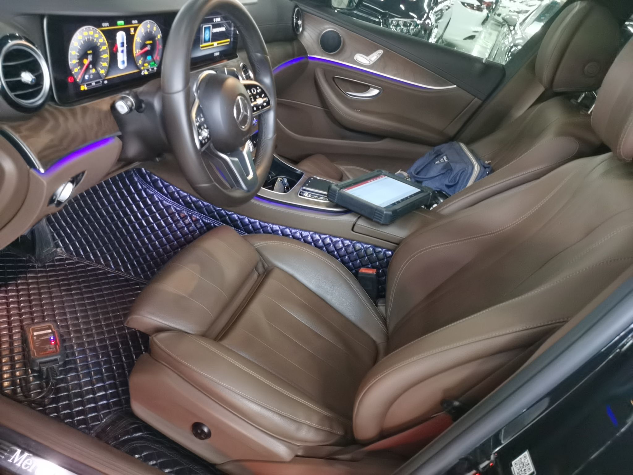 المقاعد الأمامية داخل السيارة