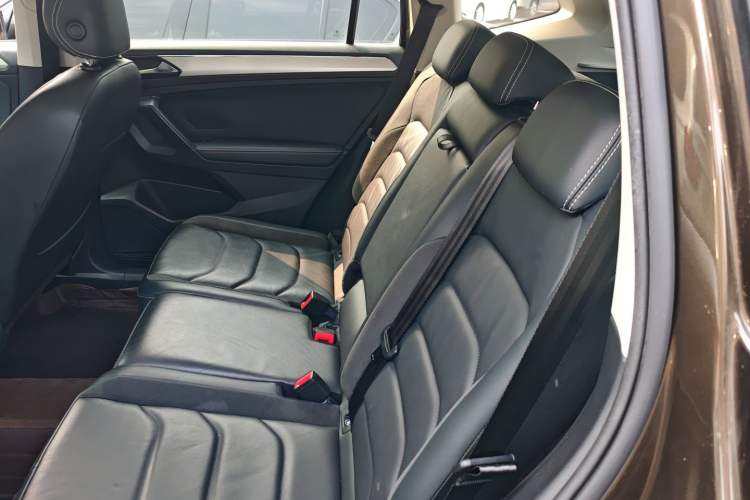 Used Volkswagen Tiguan L 2019 Updated Version 330TSI Automatic Two-Wheel Drive Panoramic Comfort Edition China VI Standard Left Rear Seat