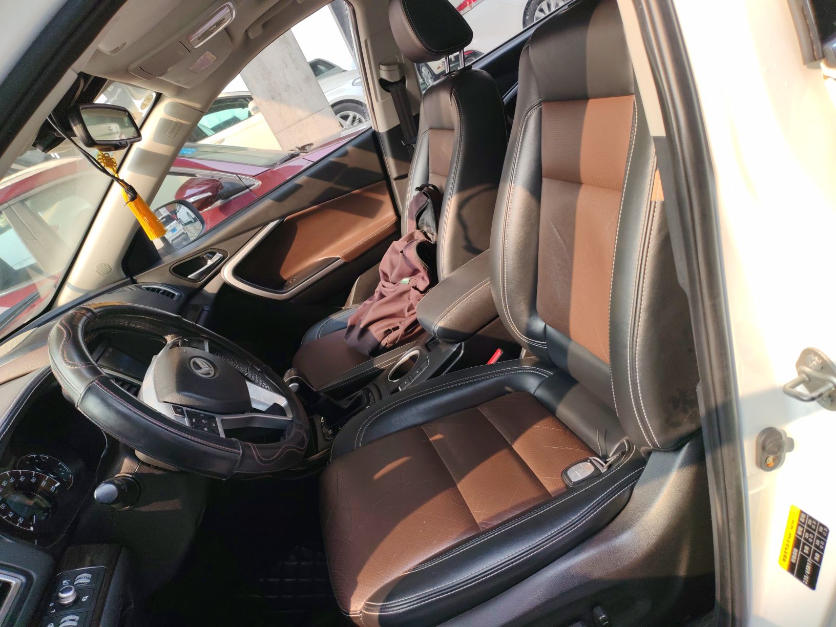المقاعد الأمامية داخل السيارة