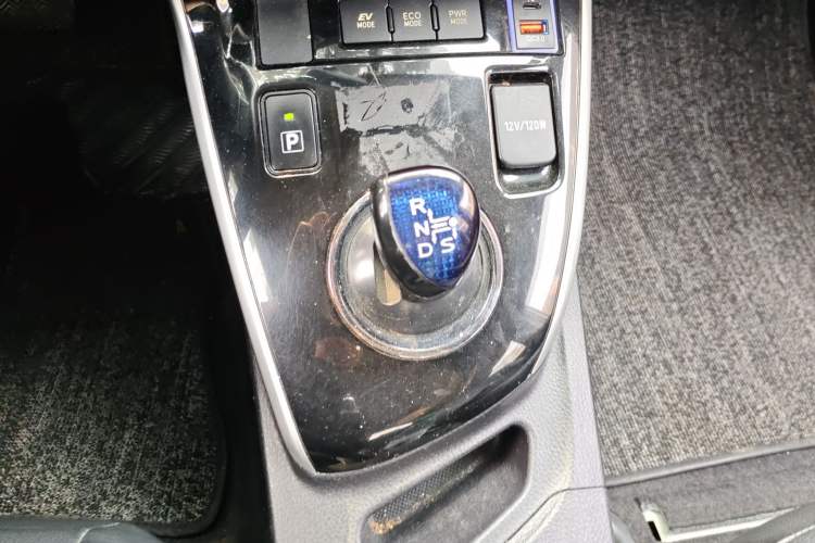 Used Toyota Corolla 2017 Revised Dual-Engine 1.8L E-CVT Leading Edition Gear Lever