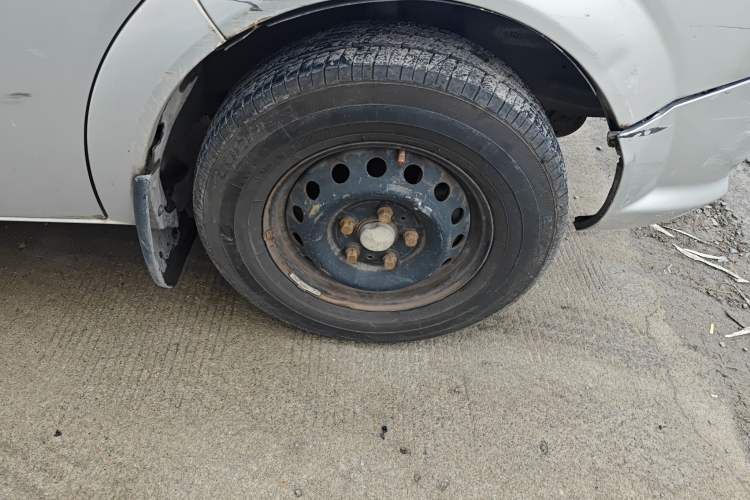 Used Dongfeng Yufeng 2014 2.5T YuliBao Logistics Vehicle Low-Trim Version with Short Wheelbase and Mid-Roof Design – ZD25 Right Front Wheel Hub